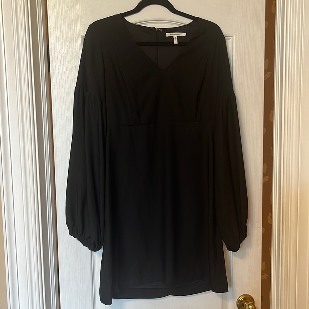 Black dress with flowy sleeves - perfect for any occasion!